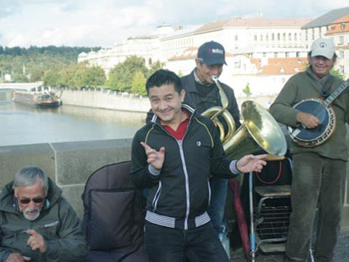 Anh Vũ, Hồng Vân tung tăng châu Âu