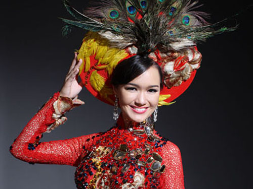 Thúy Vy diện áo dài gắn 5000 lông công