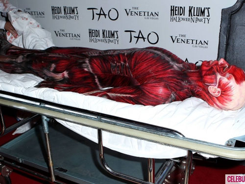 Sốc với tử thi lột da của Heidi Klum