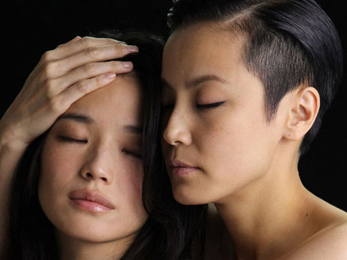Thư Kỳ khỏa thân, tình cảm cùng nữ ca sĩ