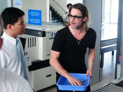 Brad Pitt rời Côn Đảo, một mình đi Hàn Quốc