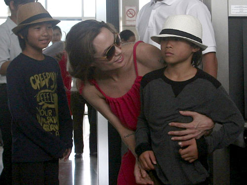 Brangelina đã sắp xếp cho Pax Thiên gặp bà ngoại?