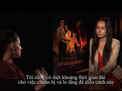 Mai Phương Thúy trò chuyện với "ma cà rồng"