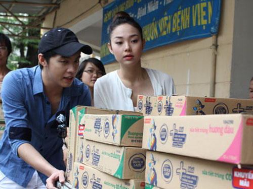 Các đề cử Mai Vàng 2011 hăng say làm từ thiện