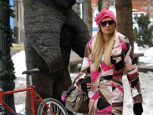 Paris Hilton “luộm thuộm” đón Giáng sinh