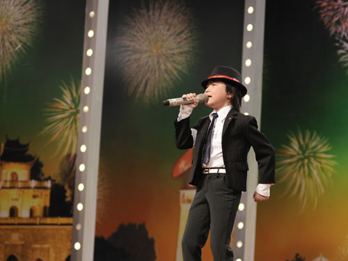 Sốt bé 8 tuổi hát “Chú ếch con”, nhảy Michael Jackson