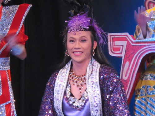 Hoài Linh giả gái lần cuối