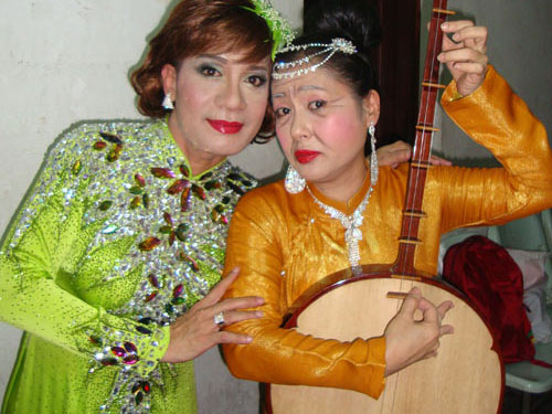 Thanh Thủy “đụng” Minh Nhí ở hậu trường sân khấu Trống Đồng