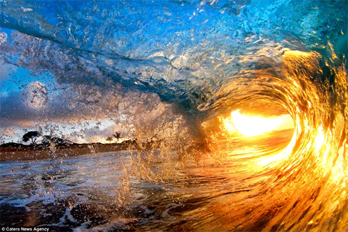 Ảnh sóng cuộn: Khi nhìn vào những ảnh sóng cuộn, bạn sẽ được chiêm ngưỡng vẻ đẹp độc đáo của những dòng nước cuộn trào. Từng giây phút trôi qua nhưng ảnh sóng cuộn sẽ giúp bạn lưu giữ lại những trải nghiệm đó một cách mãi mãi.