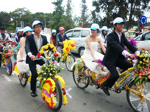 200 xe đạp hoa tô thắm Đà Lạt - Báo Người lao động