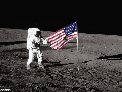 Một lá cờ cắm trên mặt trăng mất tích - Báo Người lao động