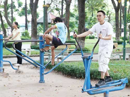 Tập thể dục bằng dụng cụ ở công viên - Báo Người lao động