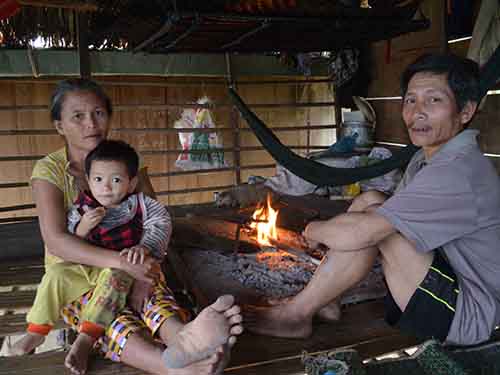 Tết Nguyên đán là dịp để tất cả mọi người đoàn tụ và hạnh phúc. Tuy nhiên, hãy có một cái nhìn đặc biệt vào hình ảnh của những người nghèo vẫn luôn tìm kiếm sự ấm áp cho mùa đông lạnh giá. Qua đó bạn sẽ thấy được ý nghĩa đích thực của Tết nghèo.