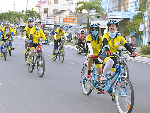 Giải đua xe đạp đôi: Giải đua xe đạp đôi sẽ là niềm đam mê lớn mà bạn không nên bỏ qua. Hãy tham gia xem những hình ảnh về những đôi tay đua người điểm danh tại giải đấu hấp dẫn này. Sự cạnh tranh và kỹ năng cùng sự dẫn đầu trên đường đua đã chinh phục được trái tim của những người yêu thích xe đạp đôi.