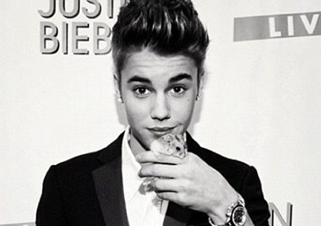 Tặng thú cưng cho fan, Justin Bieber bị lên án