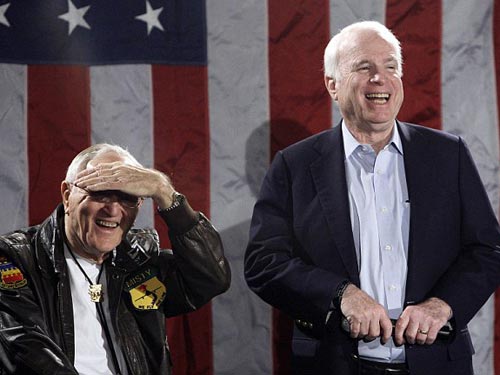 Ông McCain: Hãy cùng chiêm ngưỡng những khoảnh khắc đáng nhớ của ông McCain - một vị tướng quân tài ba, một nhà chính trị kiên cường, đồng thời là một người cha, người ông và người bạn tuyệt vời. Những bức ảnh đầy xúc cảm này sẽ giúp cho mọi người nhìn lại quá khứ và để lại cho họ nhiều cảm xúc khác nhau.