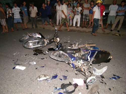 Hà Nội Dầu đổ khắp mặt đường Đại lộ Thăng Long khiến nhiều người ngã xe   OTOFUN News
