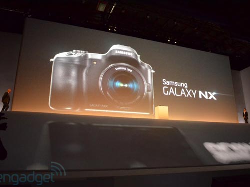 Samsung ra mắt DSLR Galaxy NX chạy Android