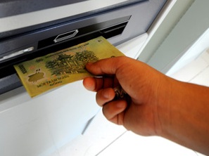 Cảnh báo nguy cơ ATM bị gắn chip trộm dữ liệu