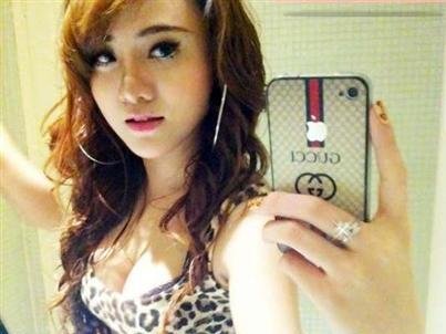 Mốt "tự sướng" bằng iPhone của hotgirl Việt