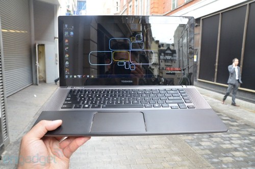 Cận cảnh laptop màn hình 21:9 từ Toshiba