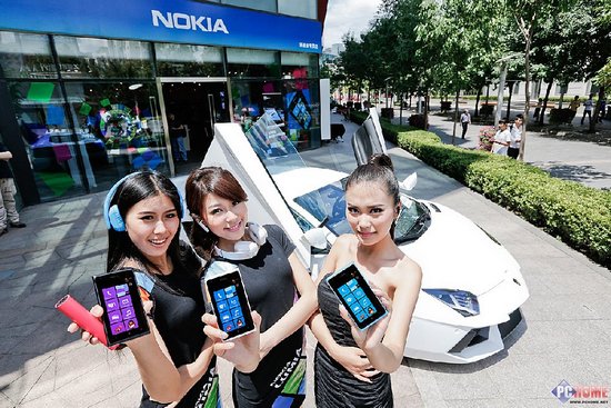 Ngắm chân dài và siêu xe cùng Nokia Lumia 900