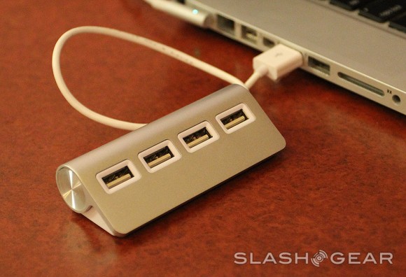 Hub USB đầu tiên làm bằng Aluminum