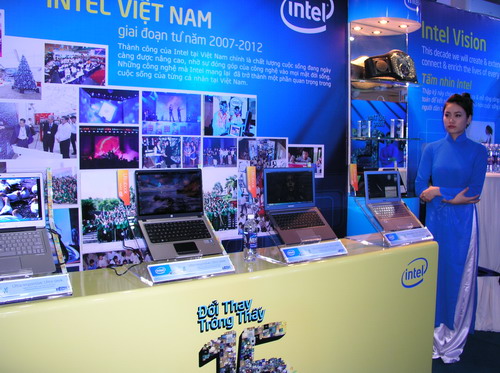 Intel kỷ niệm 15 năm tại VN với triển lãm "Đổi thay trông thấy"