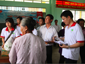 Hoàn Long làm từ thiện và trao thưởng tại Bến Tre