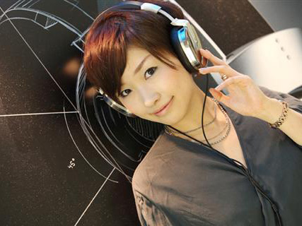 Hotgirl "phiêu" cùng headphone