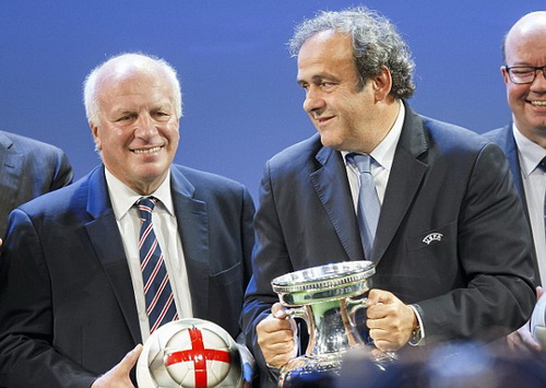 Chủ tịch UEFA Michel Platini (phải)