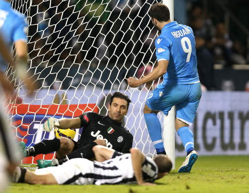 Gonzalo Higuain (9) cũng sẽ là mục tiêu theo đuổi của Conte