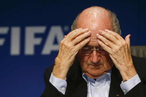 Chủ tịch FIFA Sepp Blatter đau đầu