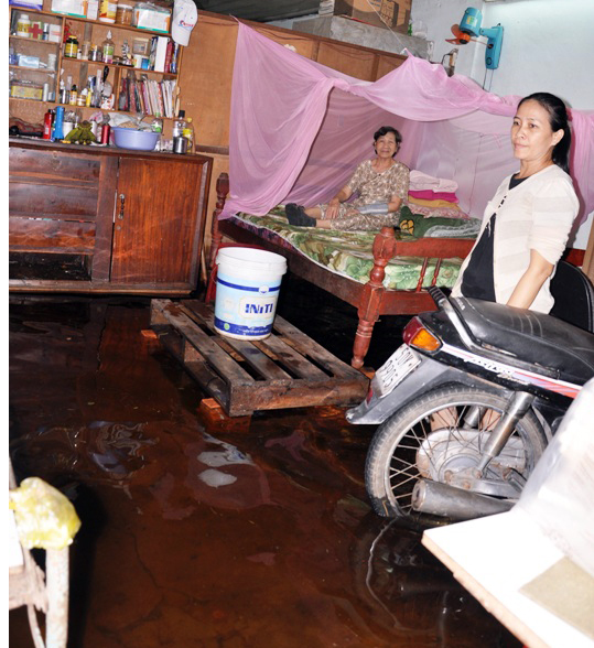 
Nước bao vây khắp nơi, gia đình bà Kim có 7 người nhưng 5 người đã ra ngoài thuê phòng trọ ở vì không chịu nỗi cảnh nước ngập
