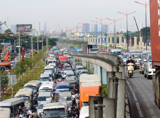 Kẹt xe kinh hoàng tại nút giao thông này kéo dài gần 2 giờ. Khi đèn tín hiệu giao thông hoạt động trở lại, cộng với hàng chục CSGT đội Rạch Chiếc, quận 9, Thủ Đức tích cực điều tiết và phân làn thì tình trạng ùn tắc mới được giảm bớt