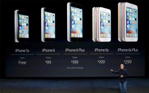 Phi Schiller, Phó chủ tịch cấp cao phụ trách marketing toàn cầu của Apple nói về giá của iPhone 6s và 6s Plus tại lễ giới thiệu sản phẩm ngày 9-9 - Ảnh: Reuters.