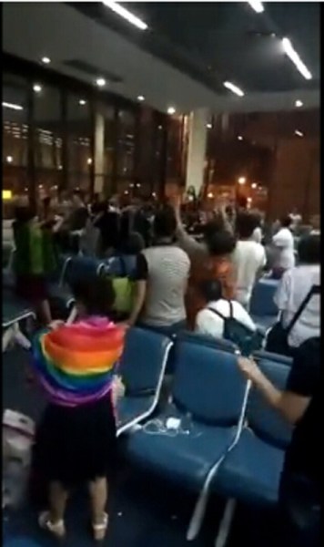 Khoảng 250 khách du lịch Trung Quốc biểu tình ở sân bay Don Mueang. Ảnh: Cri English