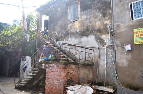 
Gần chục năm nay, 61 hộ dân với gần 400 nhân khẩu ở khu tập thể H36, phường Xuân La, quận Tây Hồ vẫn sống trong những ngôi nhà đã quá xập xệ và xuống cấp nghiêm trọng
