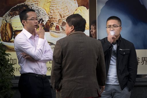 Đàn ông Trung Quốc hút thuốc lá ở thủ đô Bắc Kinh. Ảnh: AP