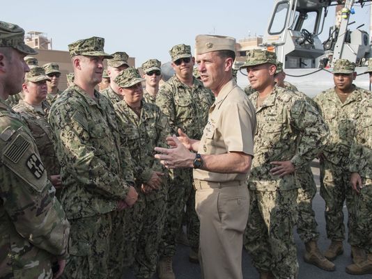 Đô đốc John Richardson phát biểu tại Bahrain hôm 18-10. Ảnh: US Navy