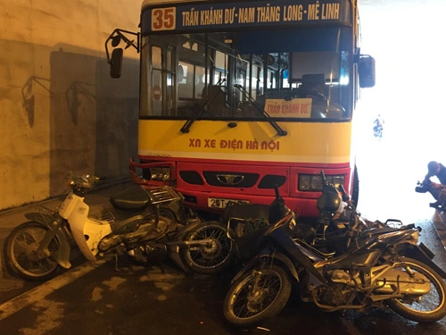 
Hiện trường vụ tai nạn xe buýt tông hàng loạt xe máy trú mưa trong hầm đường bộ Kim Liên
