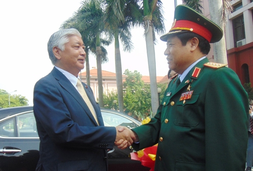 Bộ trưởng Bộ Quốc phòng Phùng Quang Thanh (phải ảnh) chủ trì lễ đón Bộ trưởng Quốc phòng Nhật Bản Nakatani Gen