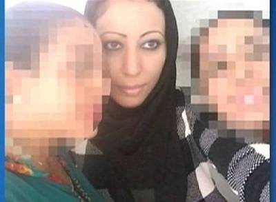 Hasna Aitboulahcen (giữa) mới đeo mạng che mặt cách đây 6 tháng. Ảnh: NewsServe