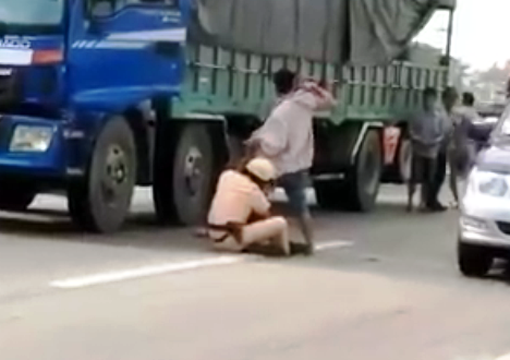 
Vụ thượng úy Võ Văn Thoại ôm chân tài xế xe tải được người đi đường ghi lại (Ảnh cắt từ clip)
