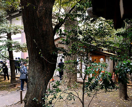 
Các nhà điều tra tìm kiếm quanh ngôi đền Yasukuni sau vụ nổ bom. Ảnh: Asahi
