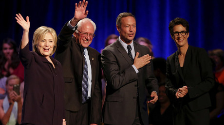 Từ trái qua: bà Hillary Clinton, ông Bernie Sanders, ông Martin OMalley và người dẫn chương trình Rachel Maddow. Ảnh: Reuters