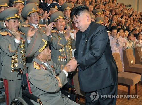 
Ông Ri Ul-sol và Nhà lãnh đạo Triều Tiên Kim Jong-un. Ảnh: Yonhap
