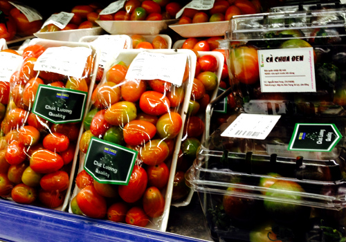 
Cùng với cà chua truyền thống, cà chua đen xuất hiện ở khắp các hệ thống siêu thị TP HCM. Ảnh: Thi Hà.
