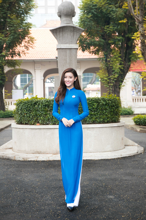 Áo dài: Hãy cùng chiêm ngưỡng vẻ đẹp truyền thống của áo dài Việt Nam qua hình ảnh. Những đường nét tinh tế, chất liệu sang trọng sẽ khiến bạn mê mẩn không ngừng.