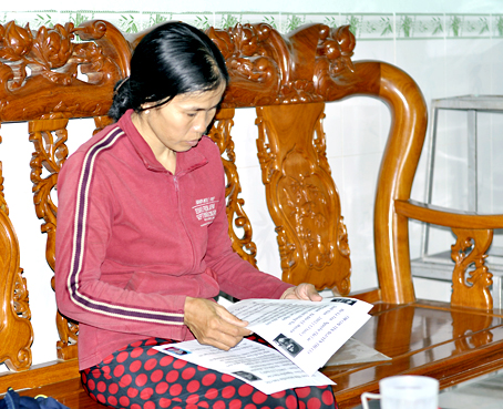 
Chị Nguyễn Thị Lan photocopy nhiều tờ rơi để đi dán khắp nơi mong tìm được con gái.
